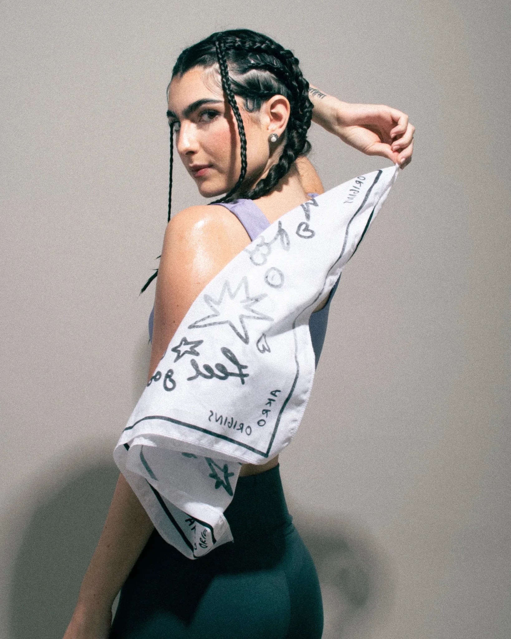 Paliacate Feel Good Club Akro Origins — detalle del diseño doodle enrollado en brazo