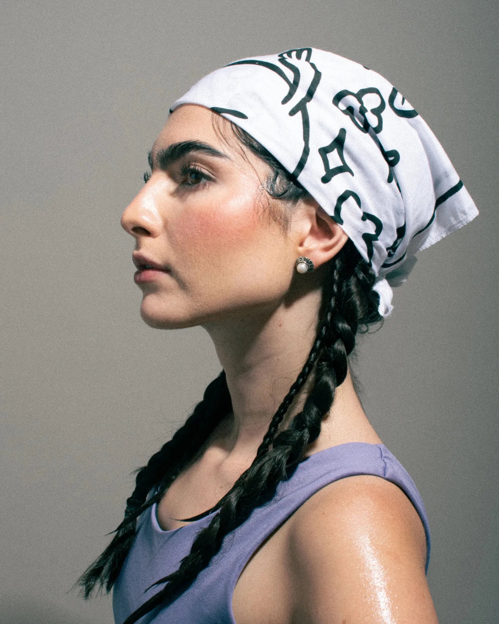 Perfil modelo con paliacate Feel Good Club como headband — Akro Origins drop limitado