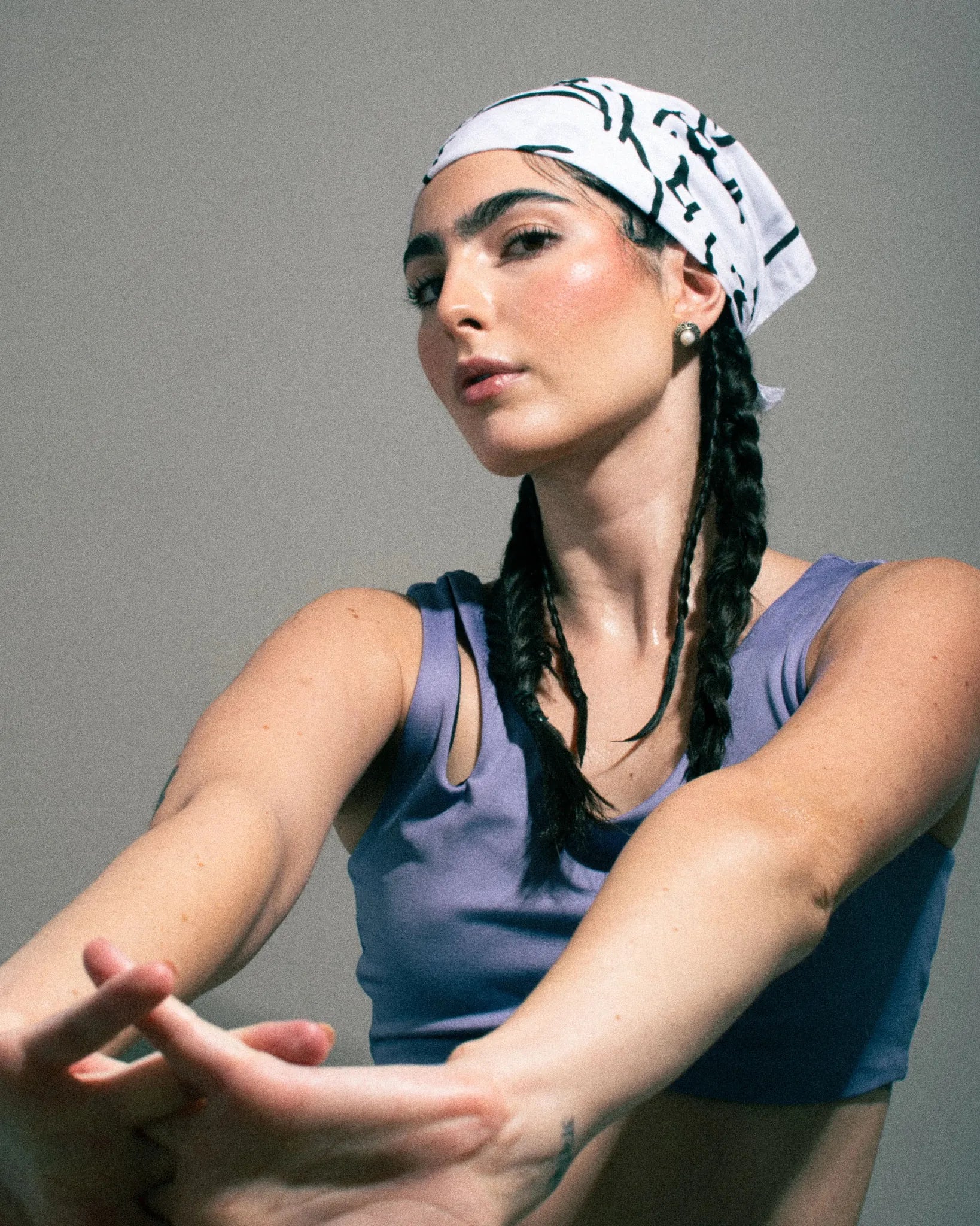 Perfil modelo con paliacate Feel Good Club como headband — Akro Origins drop limitado
