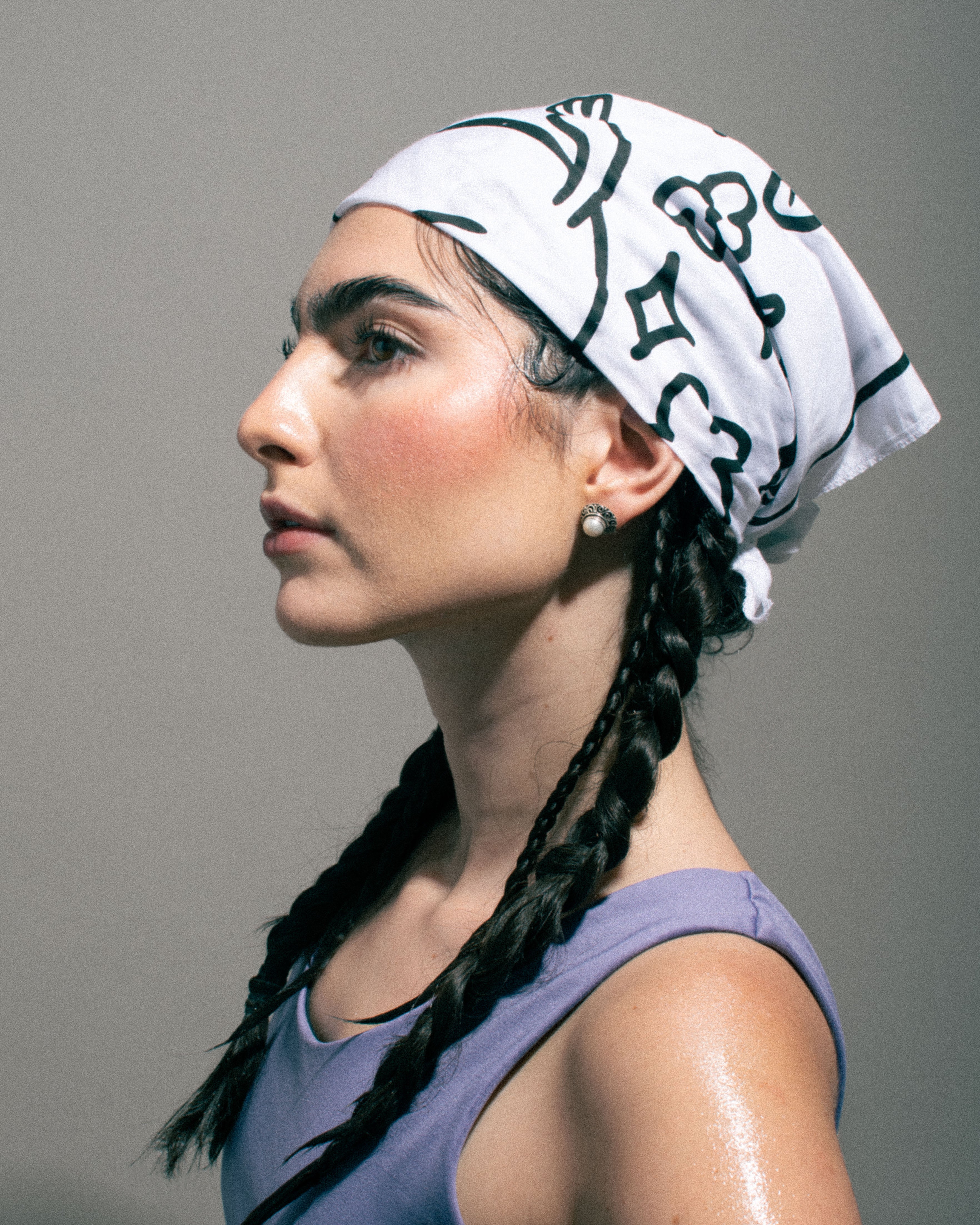 Perfil modelo con paliacate Feel Good Club como headband — Akro Origins drop limitado
